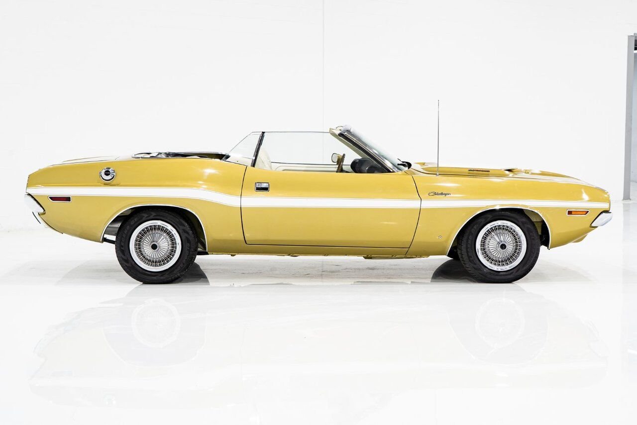 1971 Dodge Challenger *PRIX EN USD* Convertible Fully restored to desirable specifications Gold Montreal - photo #6
