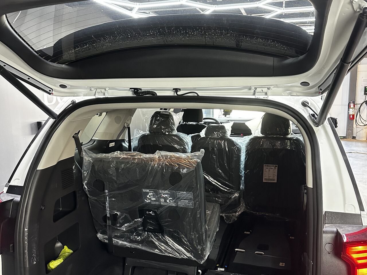 2026 Kia Carnival Hybrid Snow White Pearl Blainville - photo #2