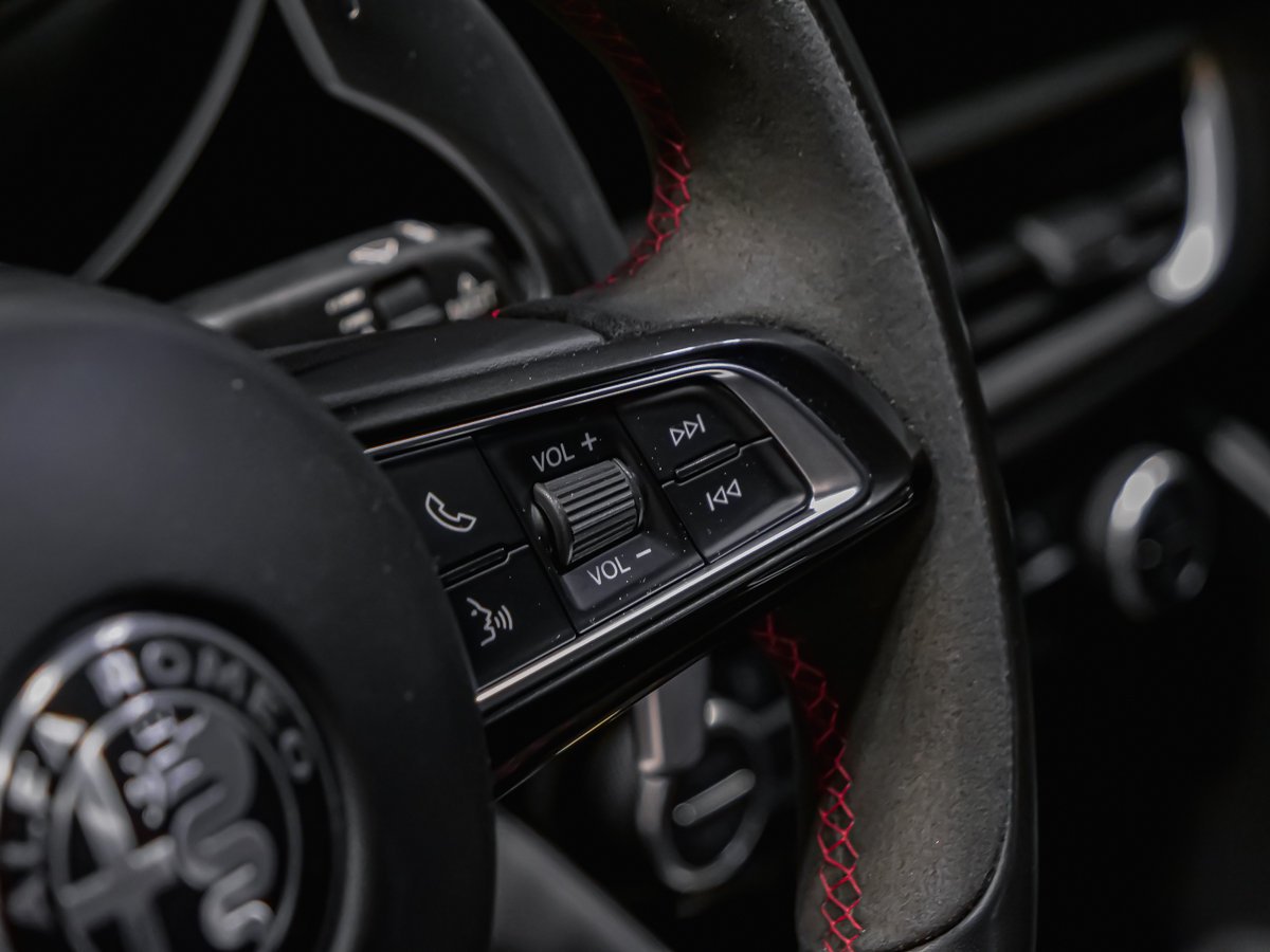 Alfa Romeo Giulia QUADRIFOGLIO CARBON TOIT CARBONE ASSIST CONDUITE 2021 Rouge Montréal - photo #27