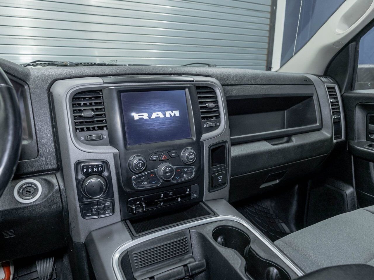 Ram 1500 Classic NIGHT CREW 4X4 V8 *SIÈGES CHAUFF* CARPLAY 3.92 2023 Noir Saint-Jérôme - photo #19