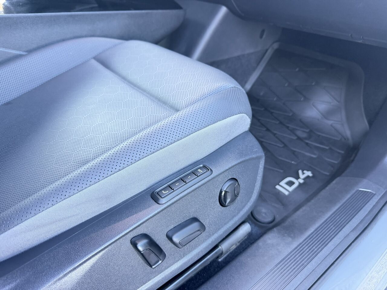 2024 Volkswagen ID.4 Pro S AWD Grey Laval - photo #15