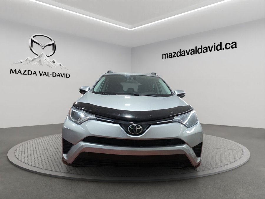 Toyota RAV4 Traction intégrale 4 portes LE, caméra de recul, sièges chauffant, commande audio au volant 2017 Gris