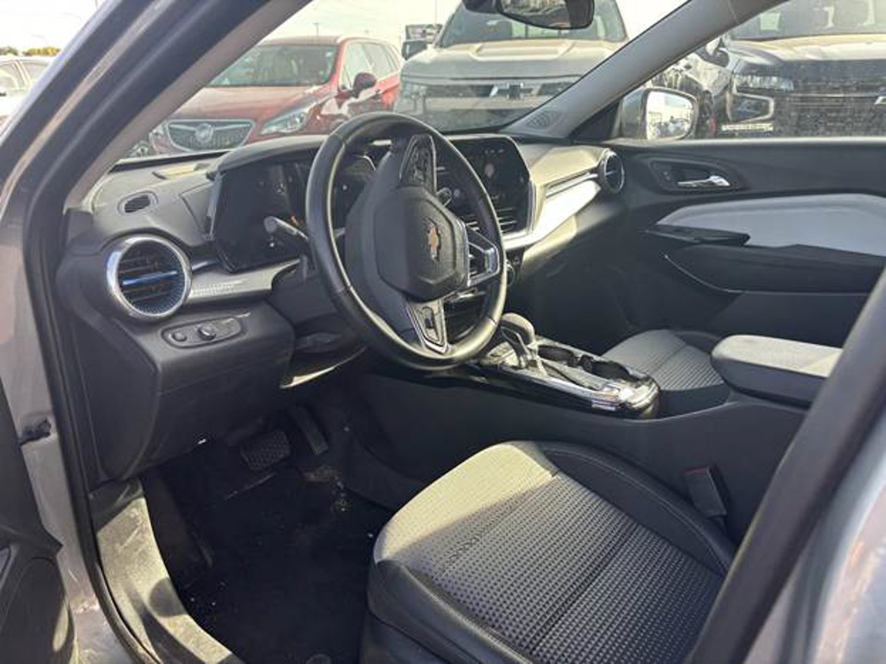 2025 Chevrolet Trax FWD 4dr LT Grey Sherwood Park - photo #5