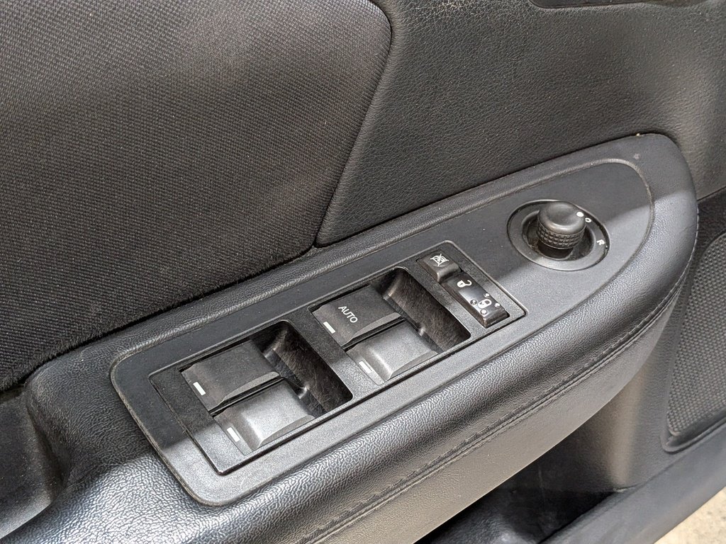 2013 Chrysler 200 4dr Sdn LX Silver Val-David - photo #27