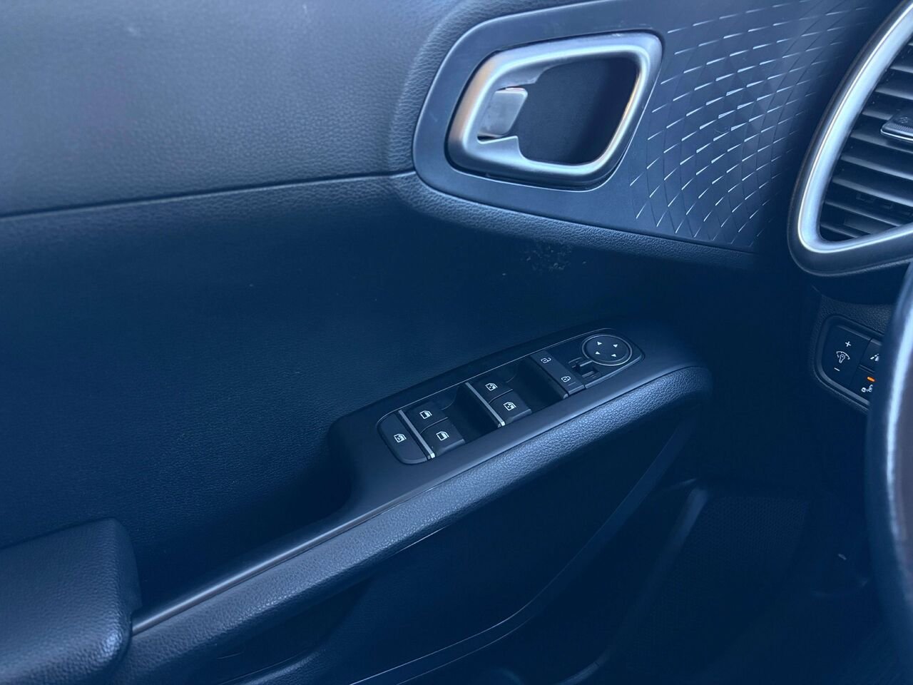 2022 Kia Soul White Gatineau - photo #10