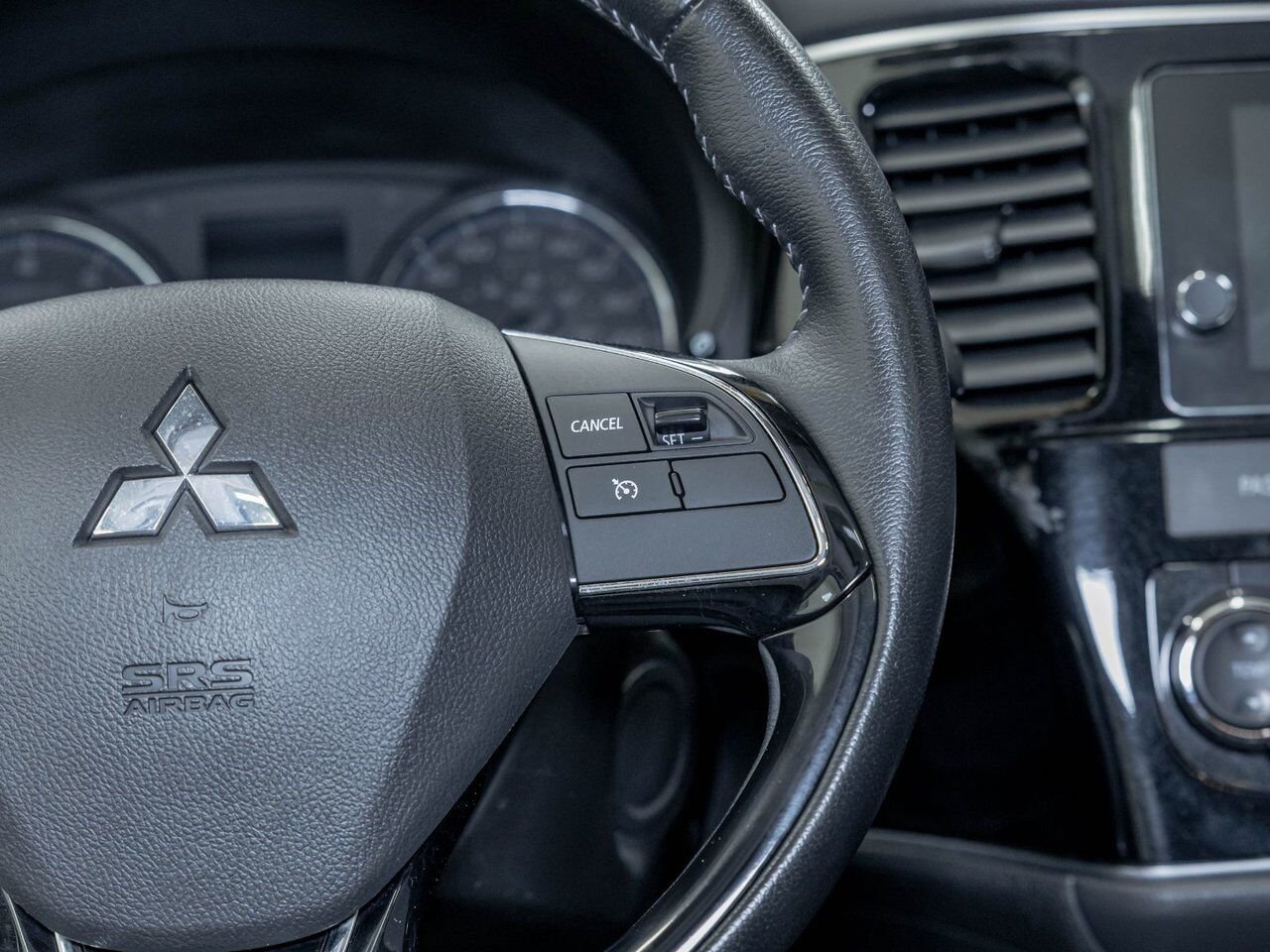 Mitsubishi Outlander ES AWD *TOIT* CUIR 7 PLACES SIÈGES CHAUFF CAM 360 2018 Blanc Saint-Jérôme - photo #15