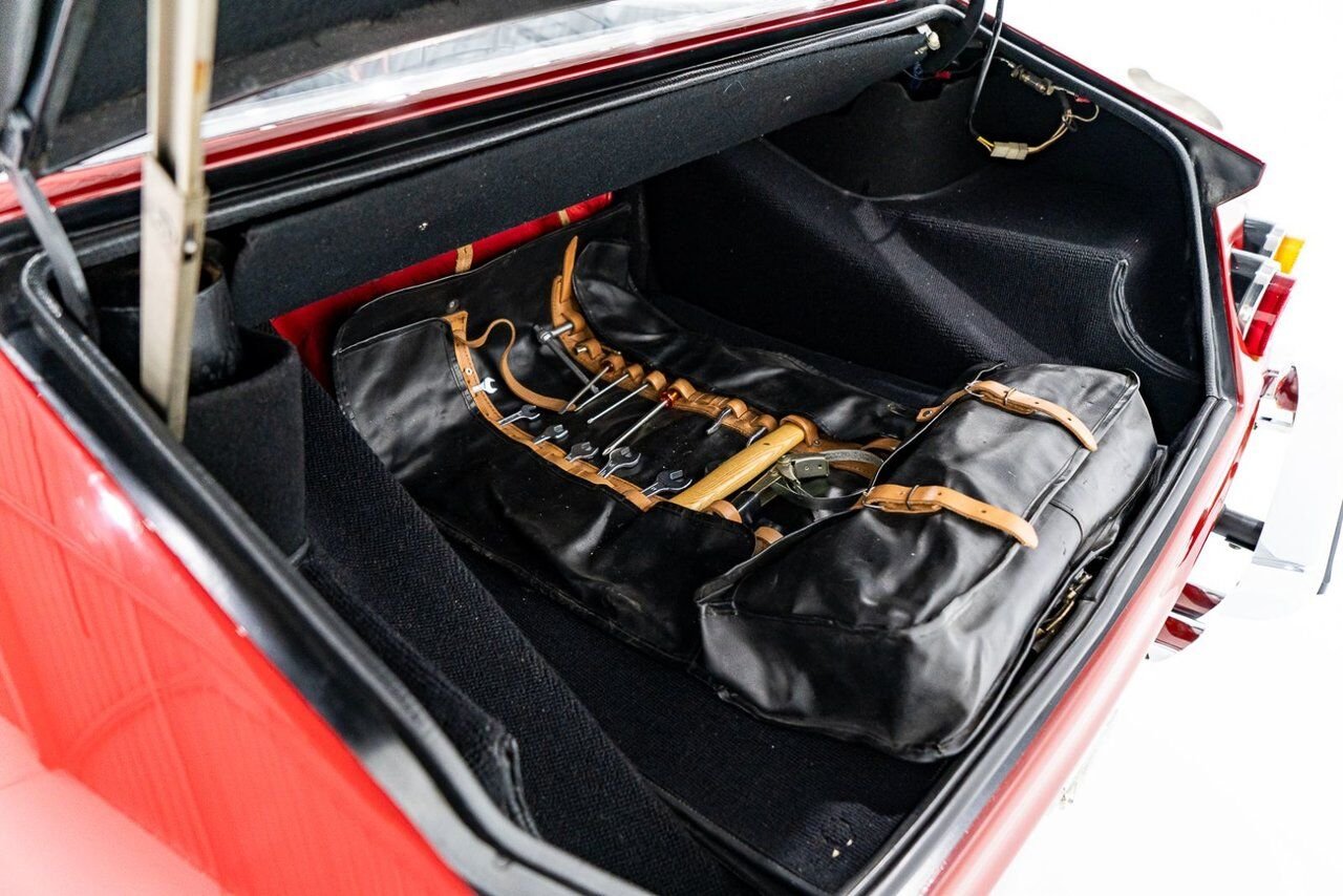 Ferrari 365 GTB4 Daytona 18,301 miles With Orig Books/Tools/ Carbs / Filter Box 1973 Rouge Montréal - photo #31