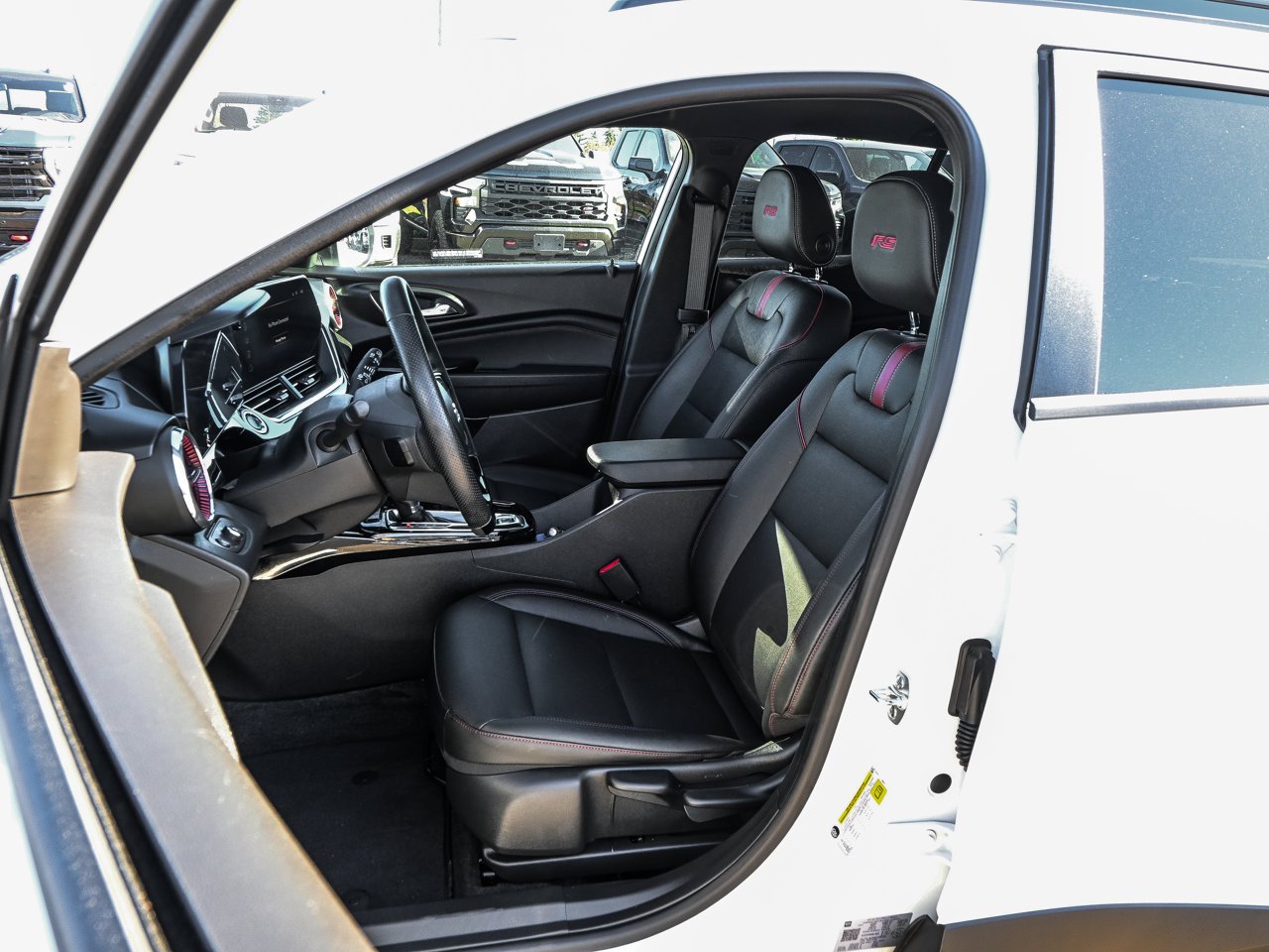 2025 Chevrolet Trax FWD 4dr 2RS White Sherwood Park - photo #17