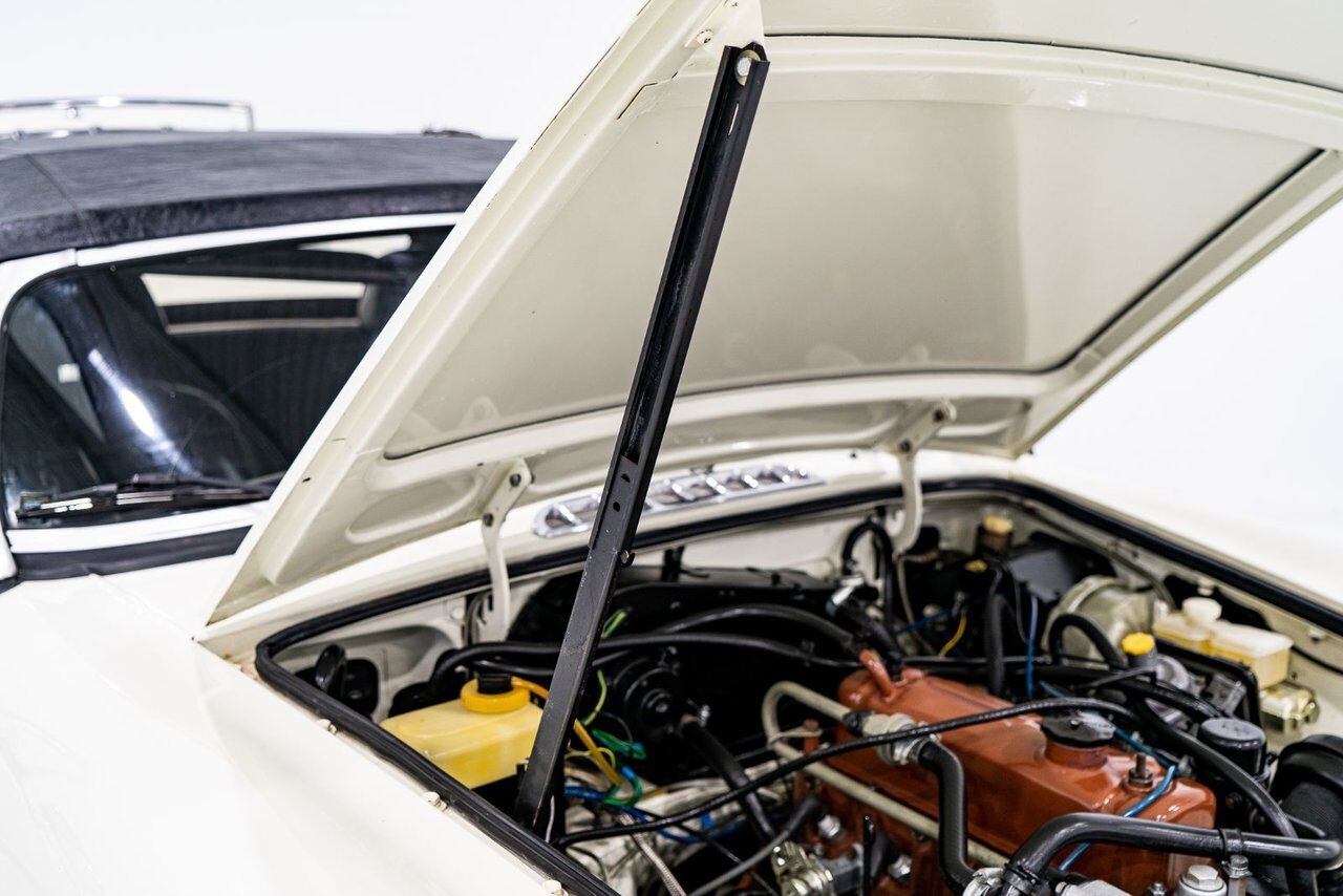 MG B Beautifully presented from former complete restoration 1979 Blanc Montréal - photo #88