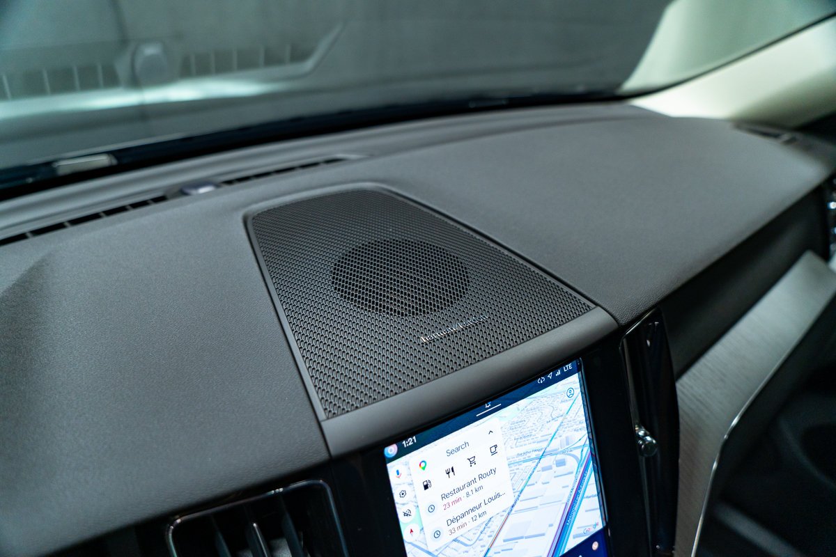 Volvo XC60 B5 PLUS DARK CLIMAT HARMAN KARDON 2025 Noir Montréal - photo #12