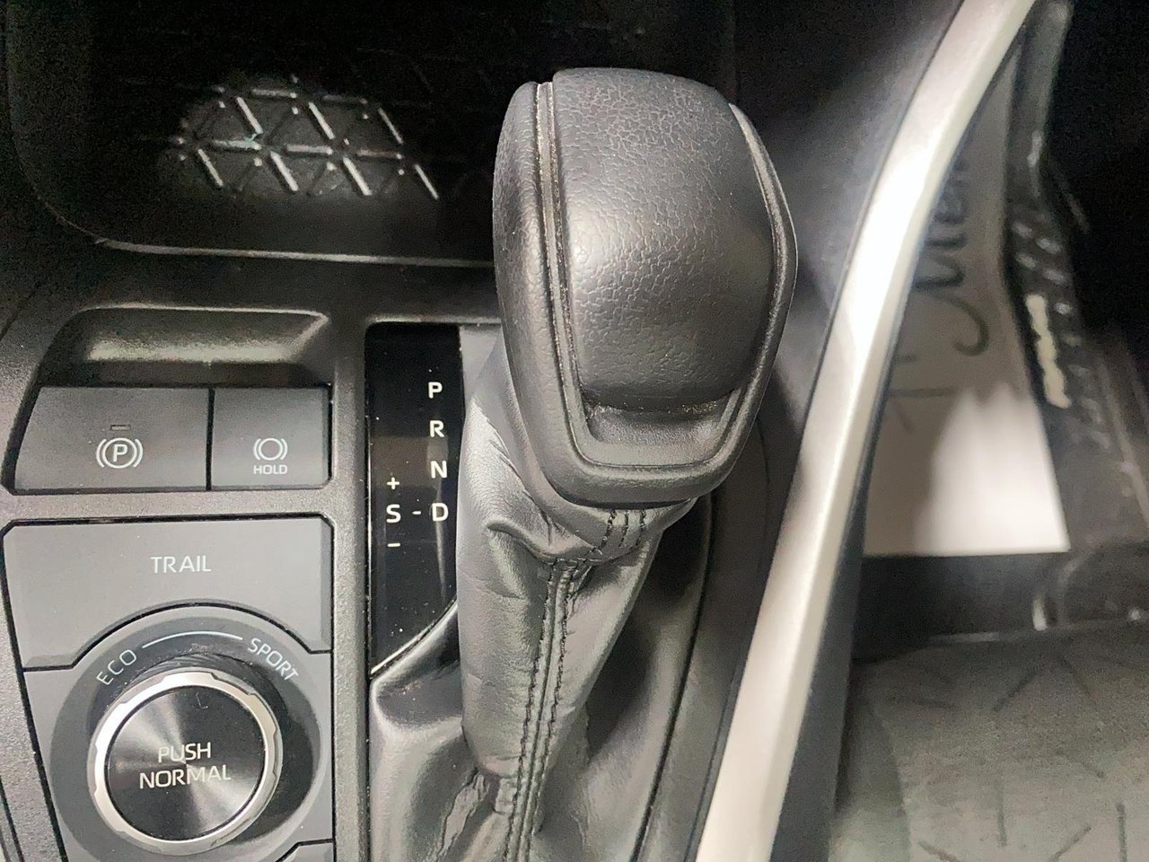 2023 Toyota RAV4 Hybrid XLE Ruby Flare Pearl Baie-Comeau - photo #13