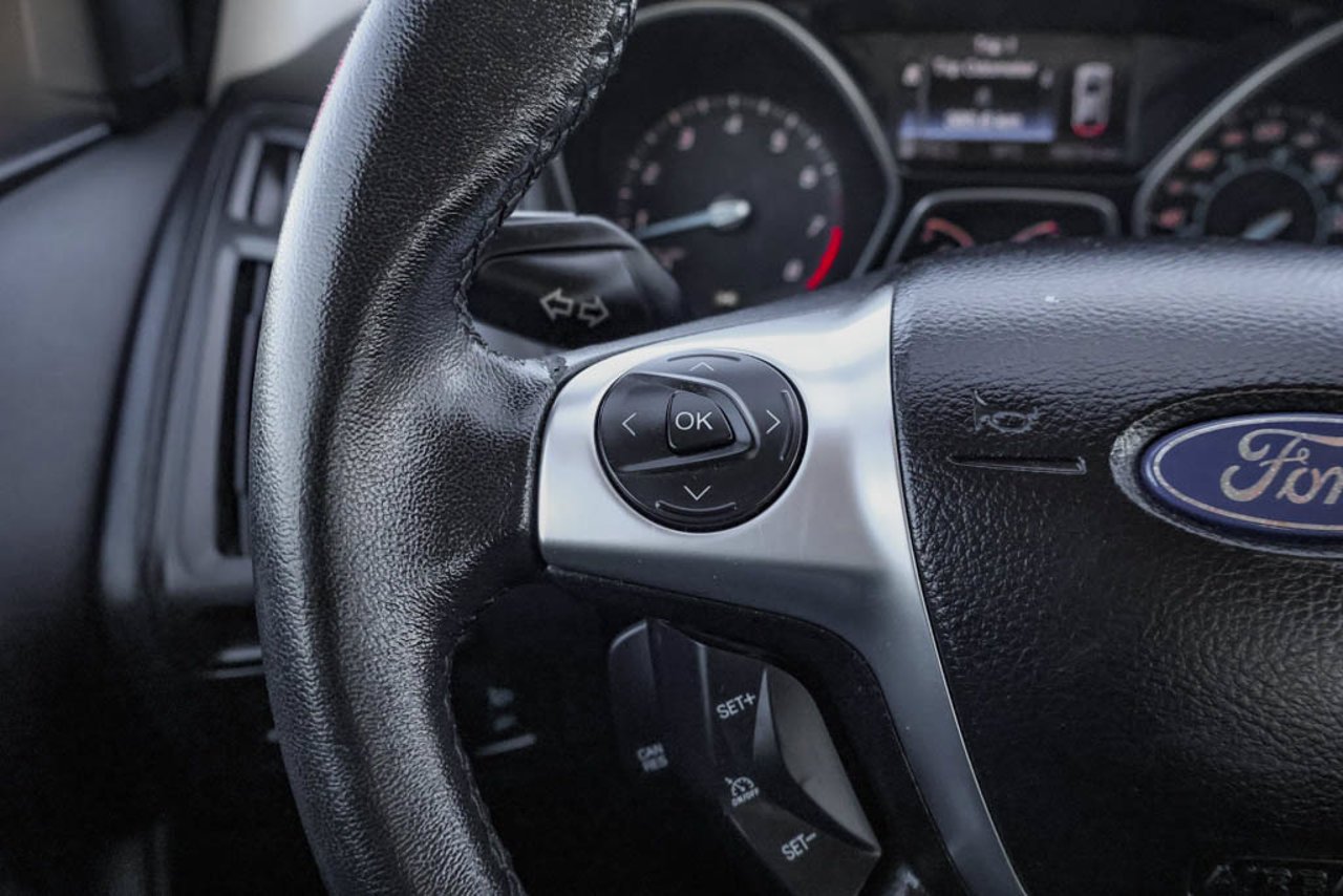 2012 Ford Focus 5dr HB SEL Red Sherwood Park - photo #17
