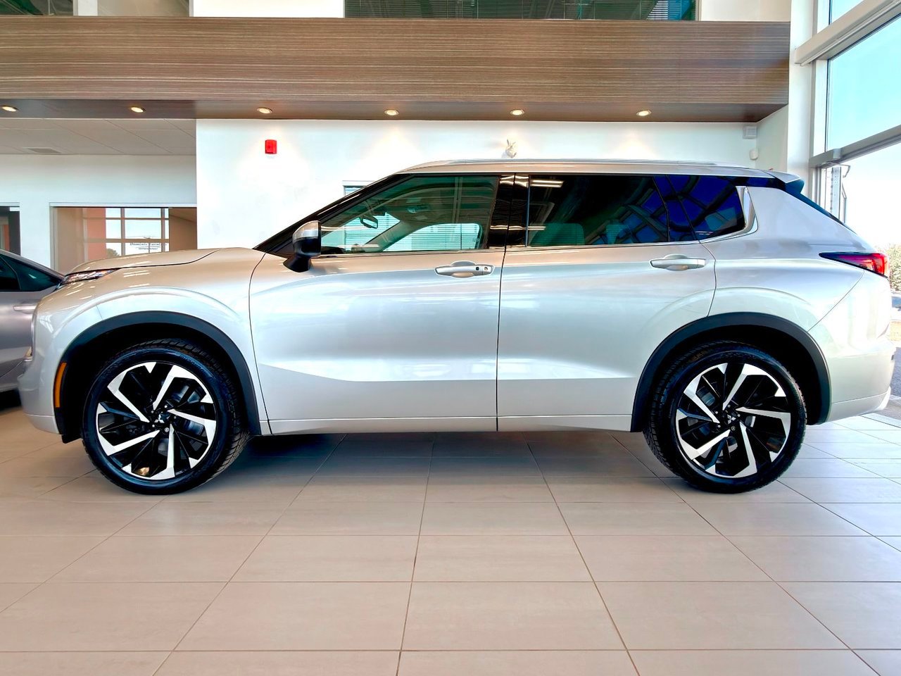 2023 Mitsubishi Outlander gray Notre-Dame-des-Prairies - photo #7