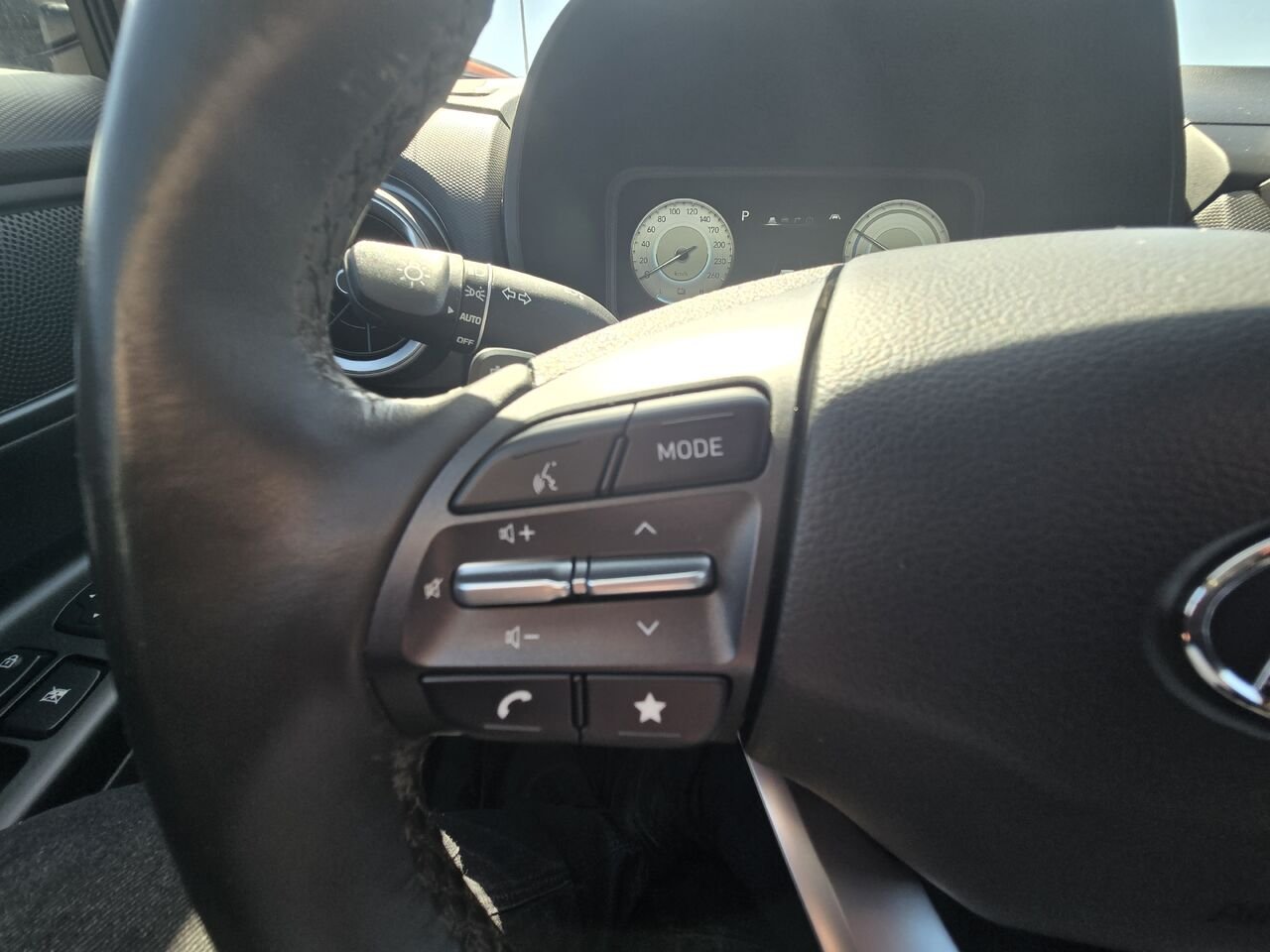 2023 Hyundai Kona Electric White  - photo #17