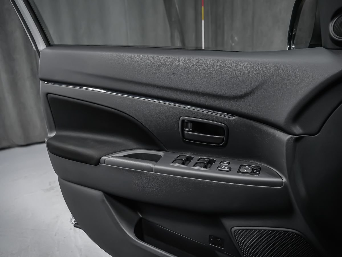 2026 Mitsubishi RVR SE White Diamond Montreal - photo #11