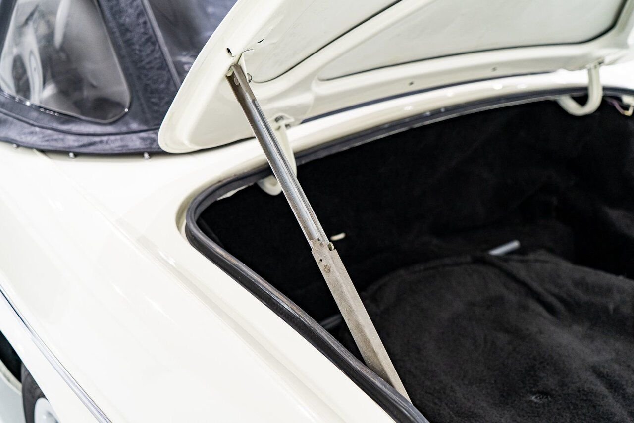 MG B Beautifully presented from former complete restoration 1979 Blanc Montréal - photo #26
