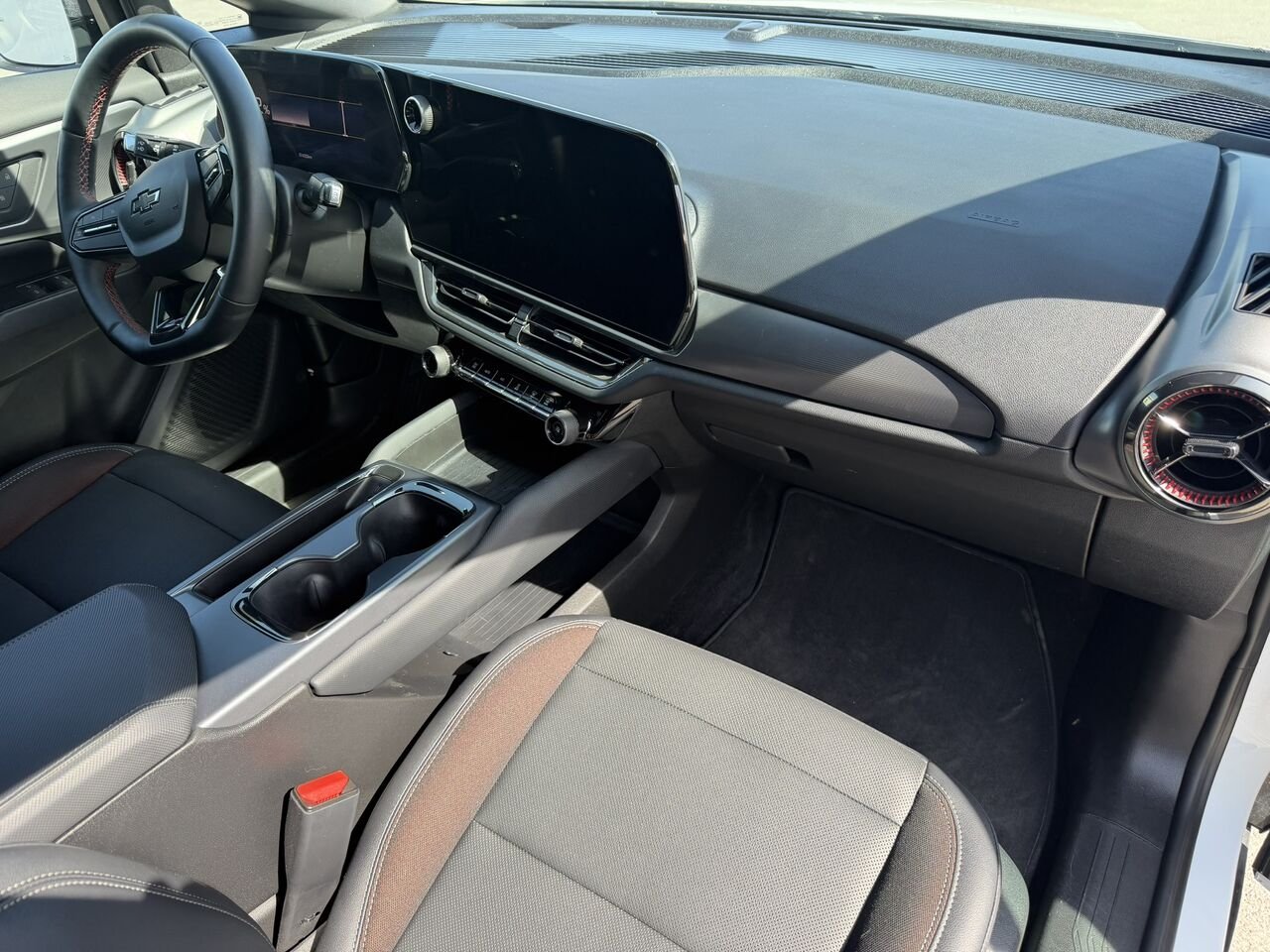 2024 Chevrolet Equinox EV 2RS White Laval - photo #17