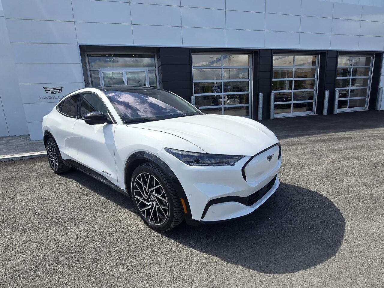 2022 Ford Mustang Mach-E Haut de gamme AWD White Laval - photo #2