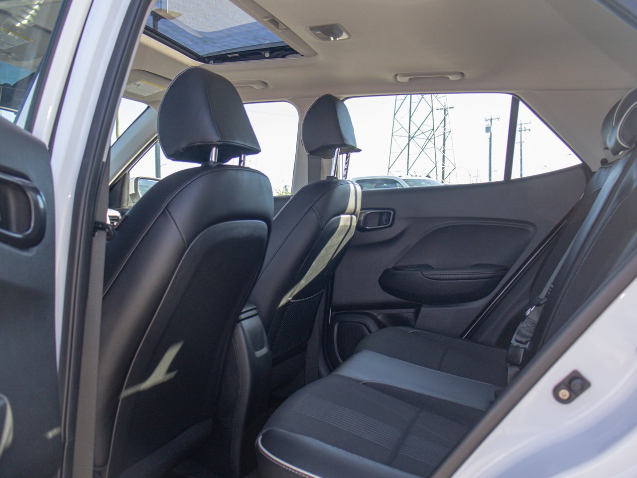 2024 Hyundai Venue Ultimate IVT w/Black Interior White Sherwood Park - photo #31