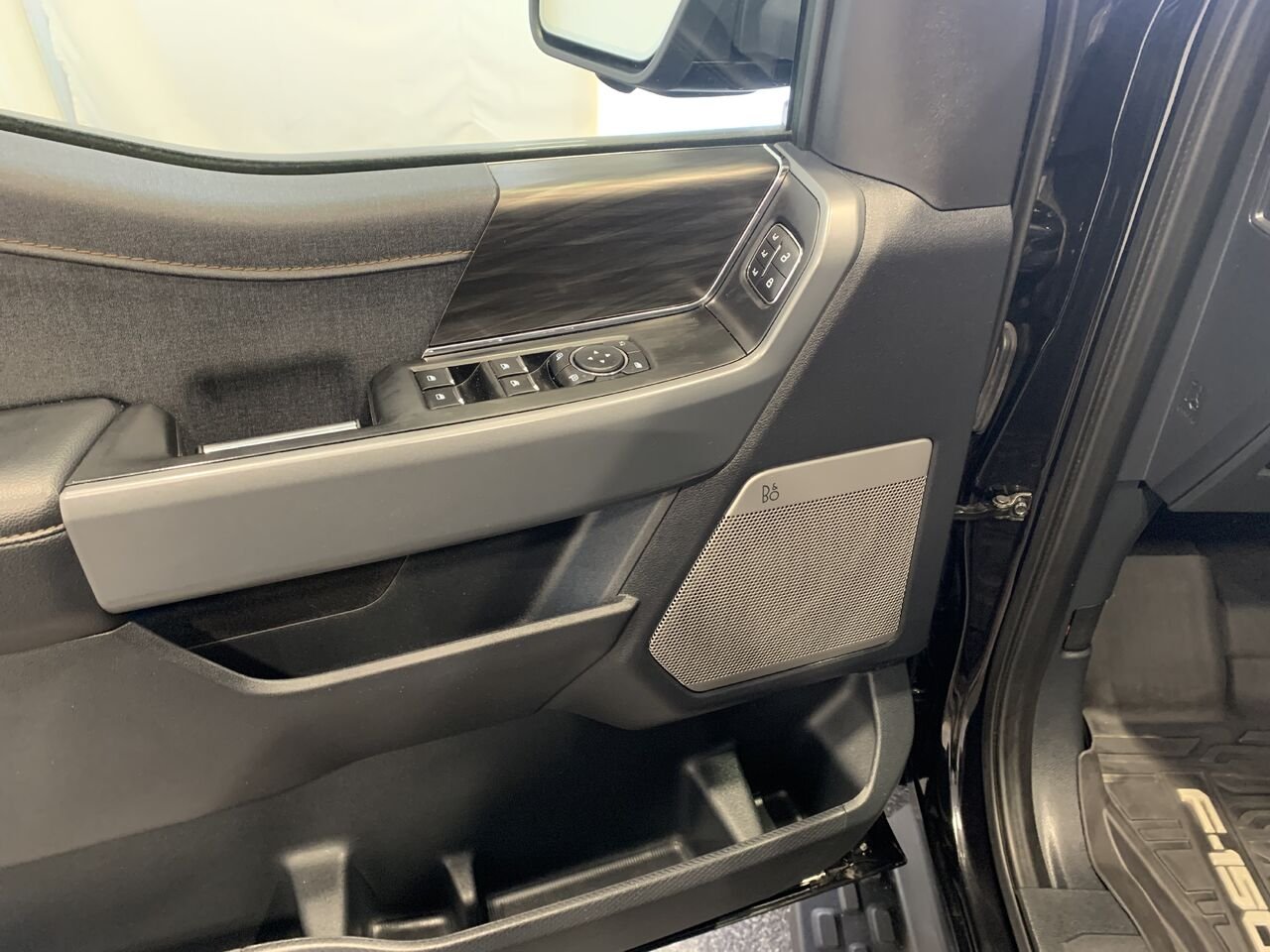 Ford F-150 Lightning LARIAT cabine SuperCrew 4RM caisse de 5,5 pi 2024 Noir Châteauguay - photo #28