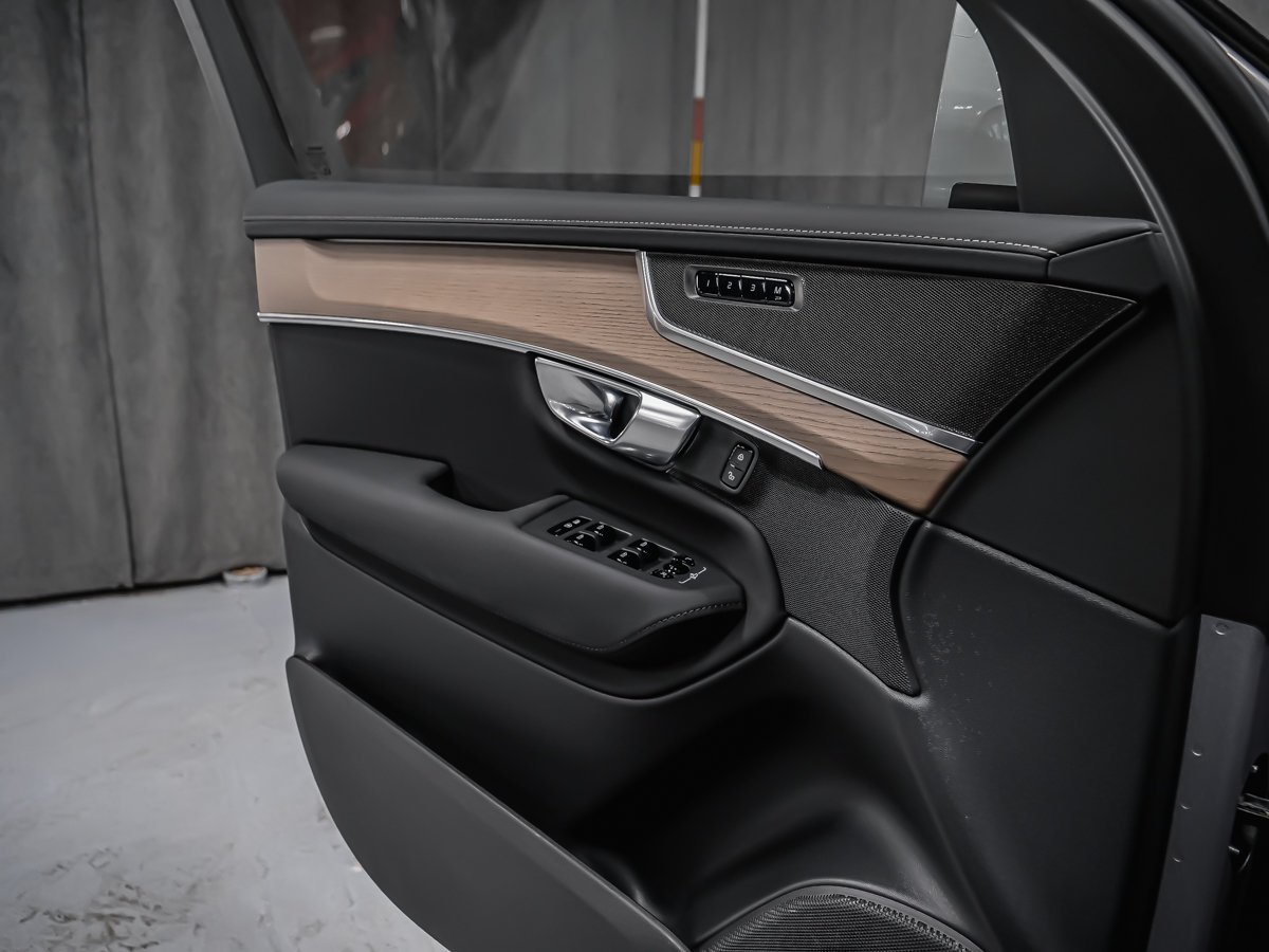 Volvo XC90 B6 CORE BRIGHT 2026 Argent Montréal - photo #9