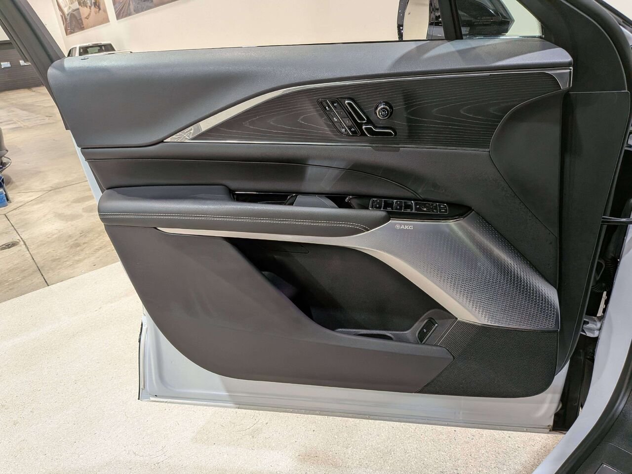 2024 Cadillac LYRIQ 4dr Sport w/1SJ White Mirabel - photo #32