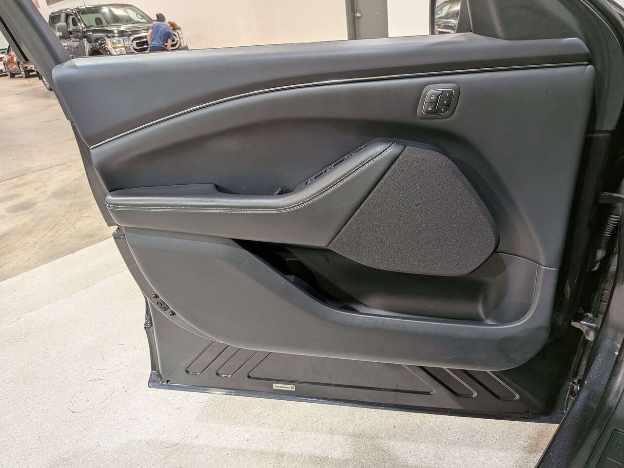 2022 Ford Mustang Mach-E Select AWD Black Val-David - photo #32