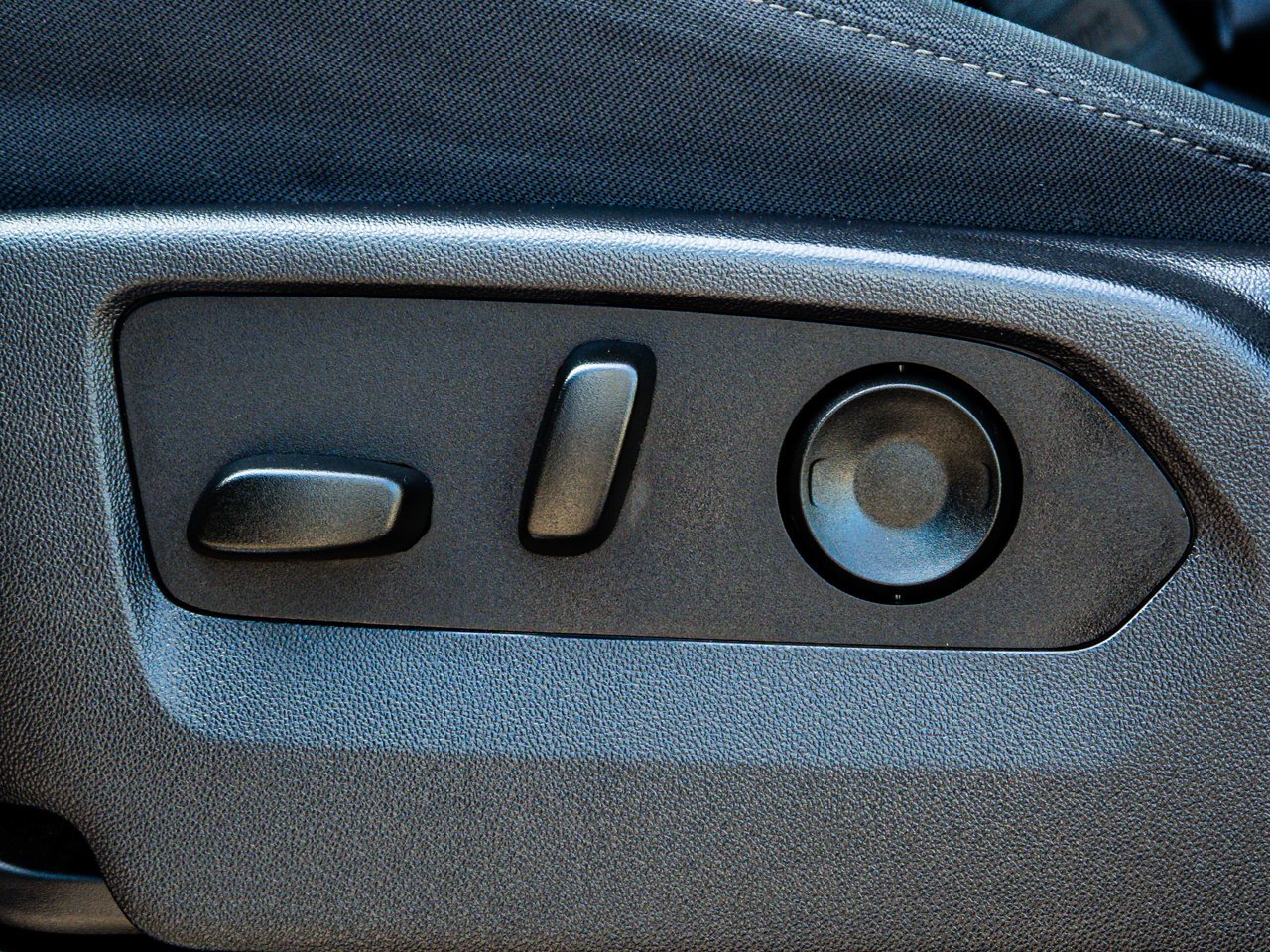 2024 Chevrolet Silverado 1500 4WD Crew Cab 147 RST White Sherwood Park - photo #18