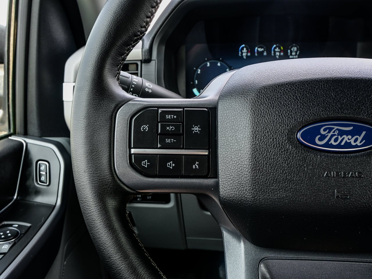 2025 Ford F-150 XLT 4WD SuperCrew 5.5' Box Grey Sherwood Park - photo #19