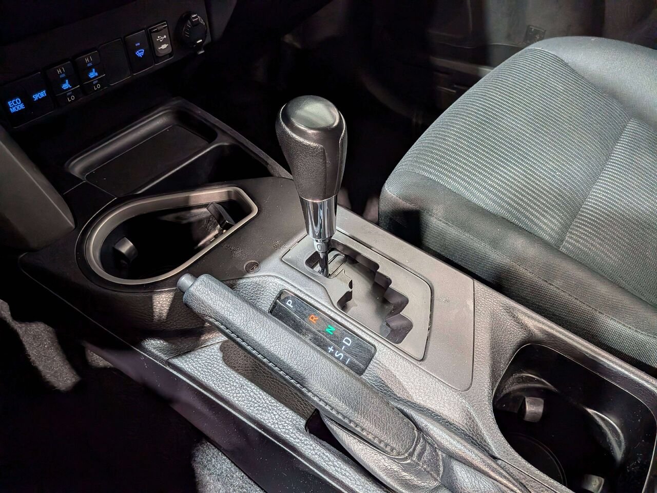 2018 Toyota RAV4 FWD LE Grey Val-David - photo #26