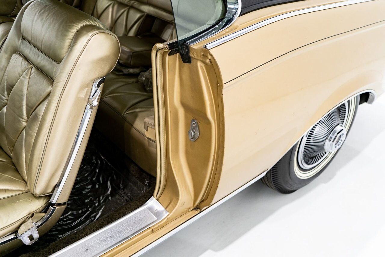 Lincoln Continental Only 687 miles from new. Unrestored example **PRICE IN USD** 1969 Or Montréal - photo #69