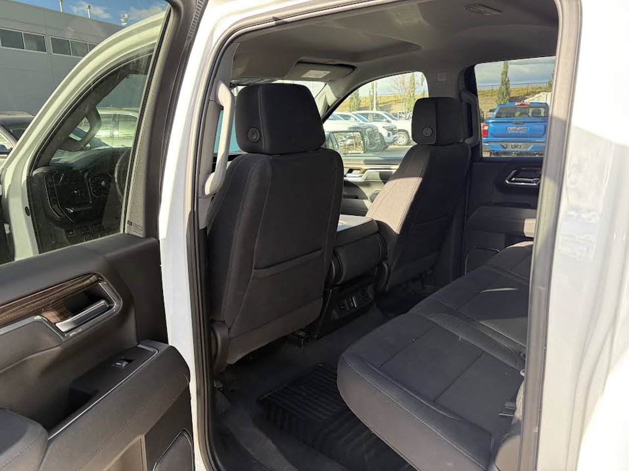 2025 Chevrolet Silverado 1500 4WD Crew Cab 147 LT White Sherwood Park - photo #5