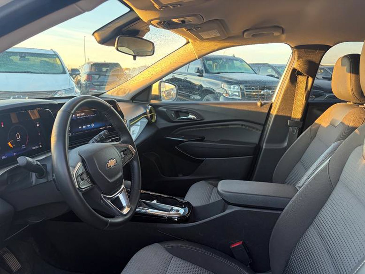 2025 Chevrolet Trax FWD 4dr LT White Sherwood Park - photo #5