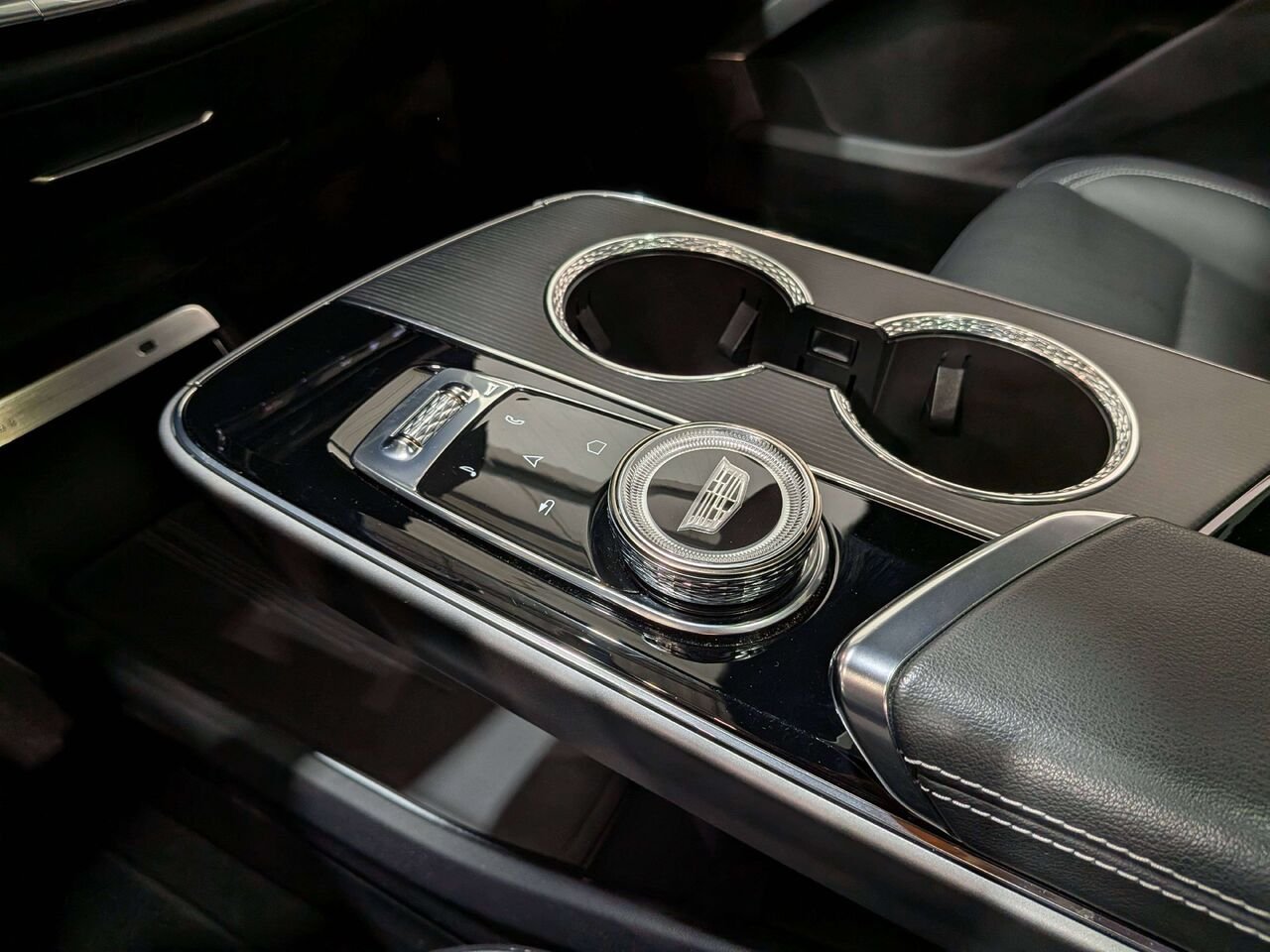 2024 Cadillac LYRIQ 4dr Sport w/1SJ White Mirabel - photo #28