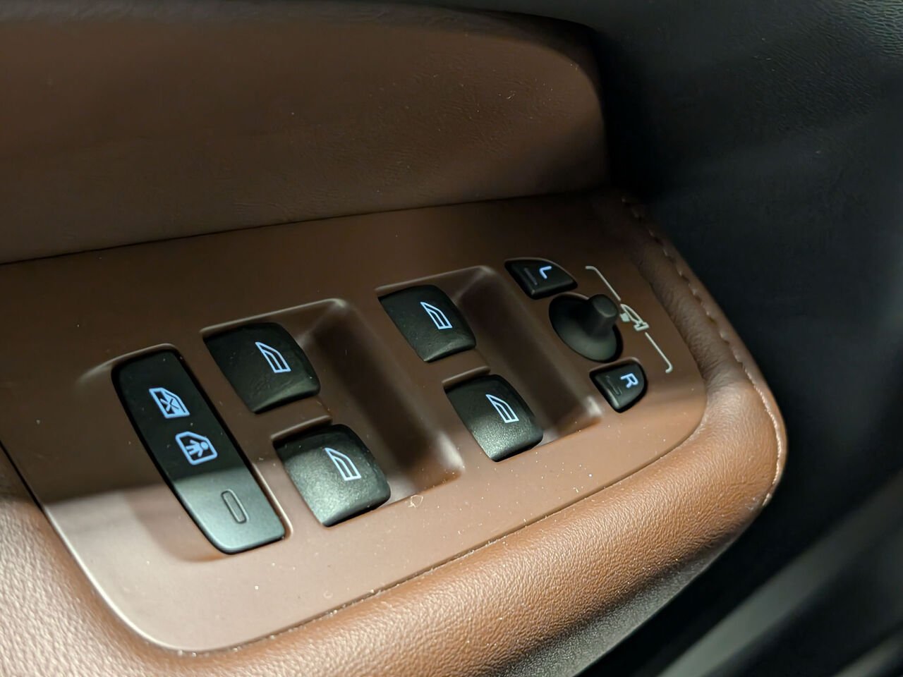 VOLVO XC60 Ultimate Bright Theme AWD Toit Pano Sièges Chauffants 2023 Gris Sherbrooke - photo #23