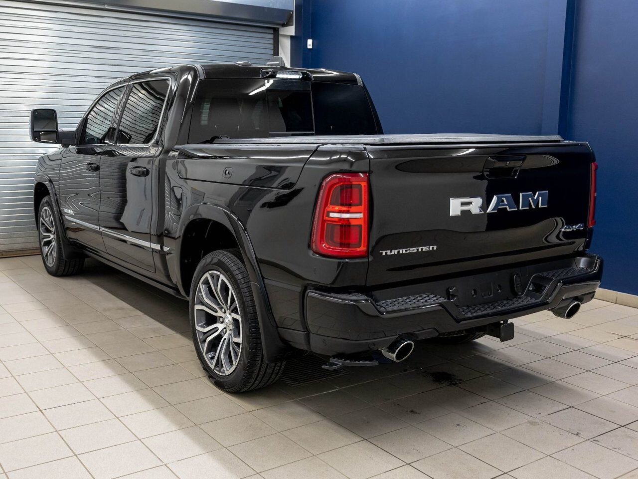 Ram 1500 TUNGSTEN CREW 4X4 *TOIT* NAV SIÈGES MASSAGE CAM360 2026 Noir Saint-Jérôme - photo #7