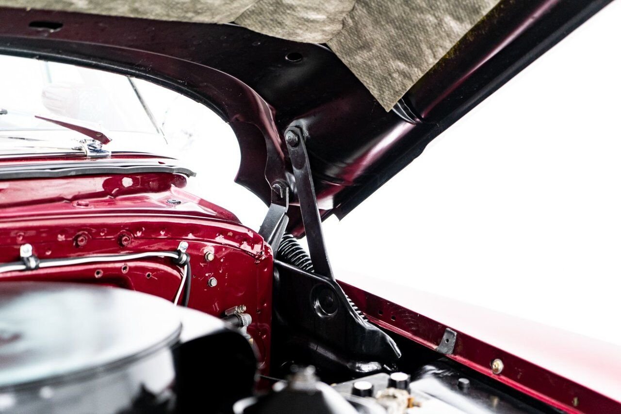 Oldsmobile 98 PRIX EN USD | Convertible Beautifully Presented from complete Restoration 1953 Rouge Montréal - photo #24
