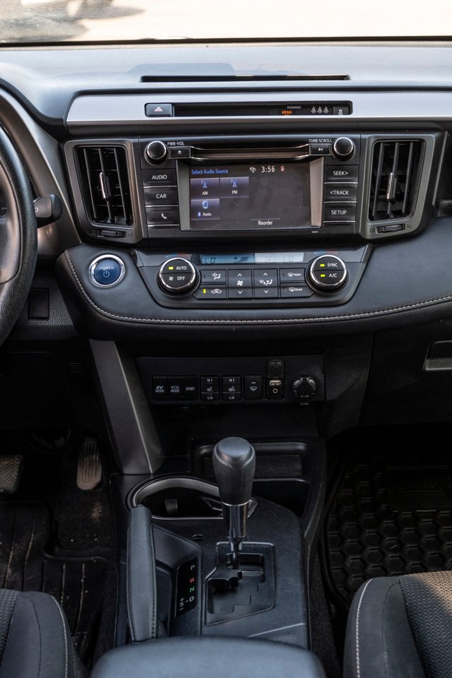 2018 Toyota RAV4 Grey Gatineau - photo #25