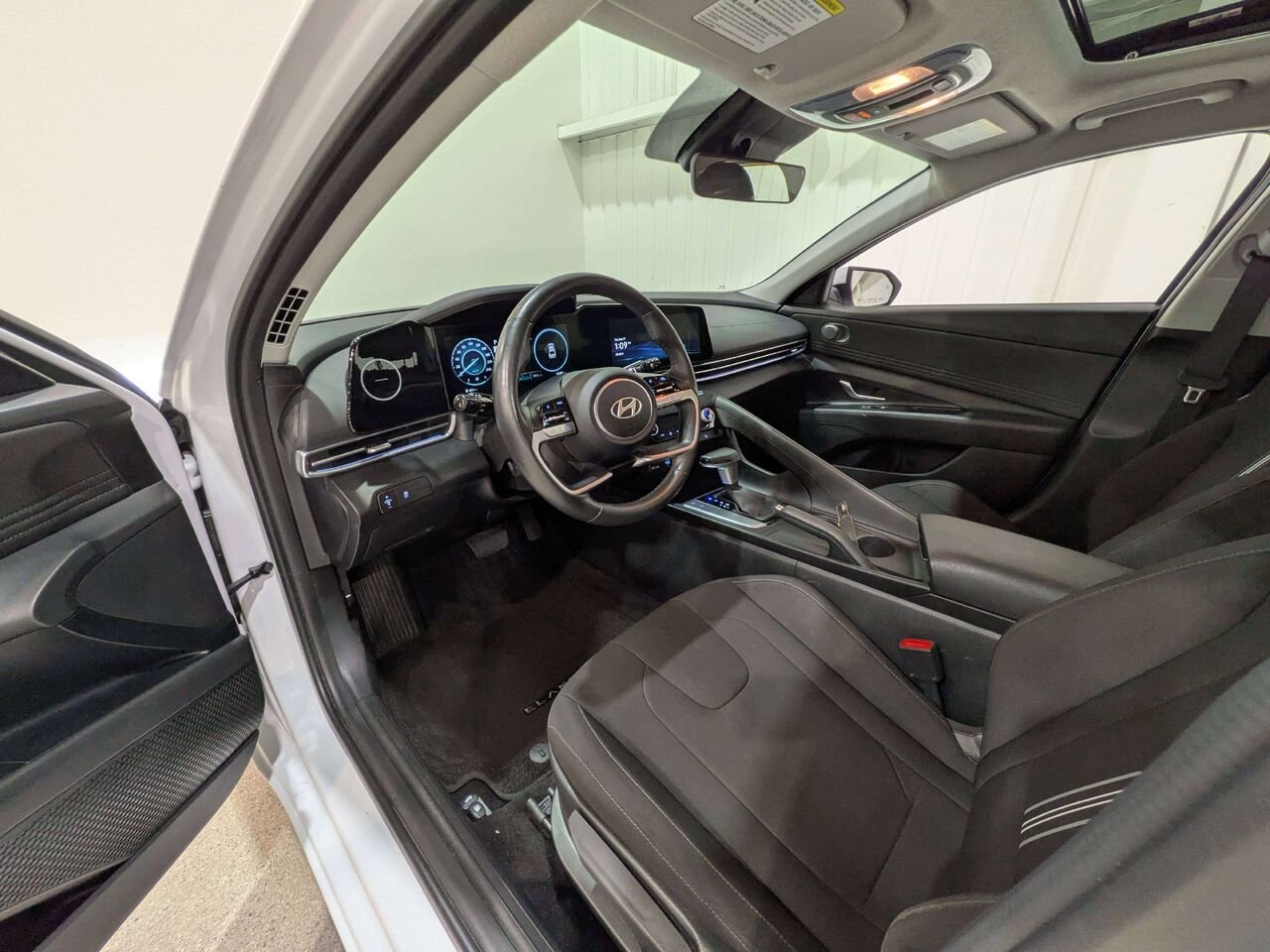2025 Hyundai Elantra Preferred IVT w/Tech Pkg White Val-David - photo #9