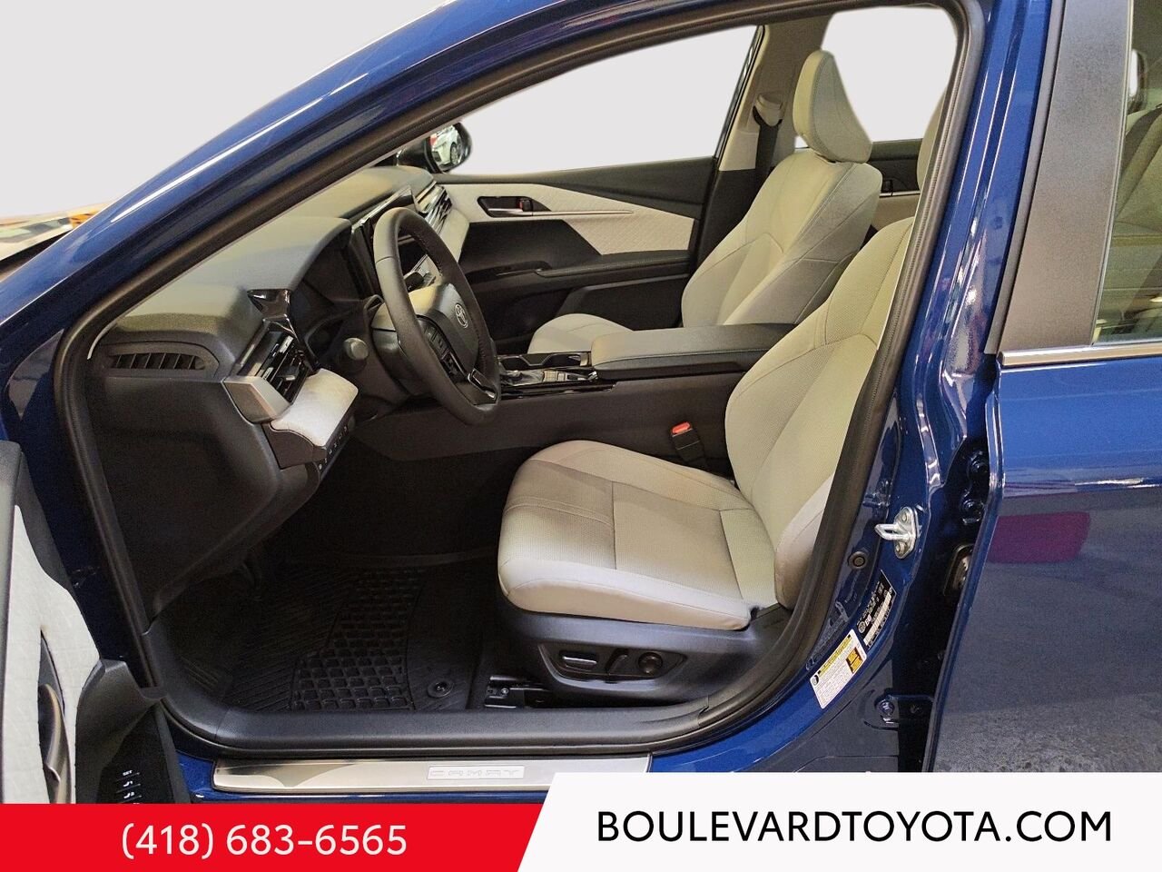 2025 Toyota Camry 531872-25 | XLE, HYBRIDE, AWD Blue Québec - photo #8