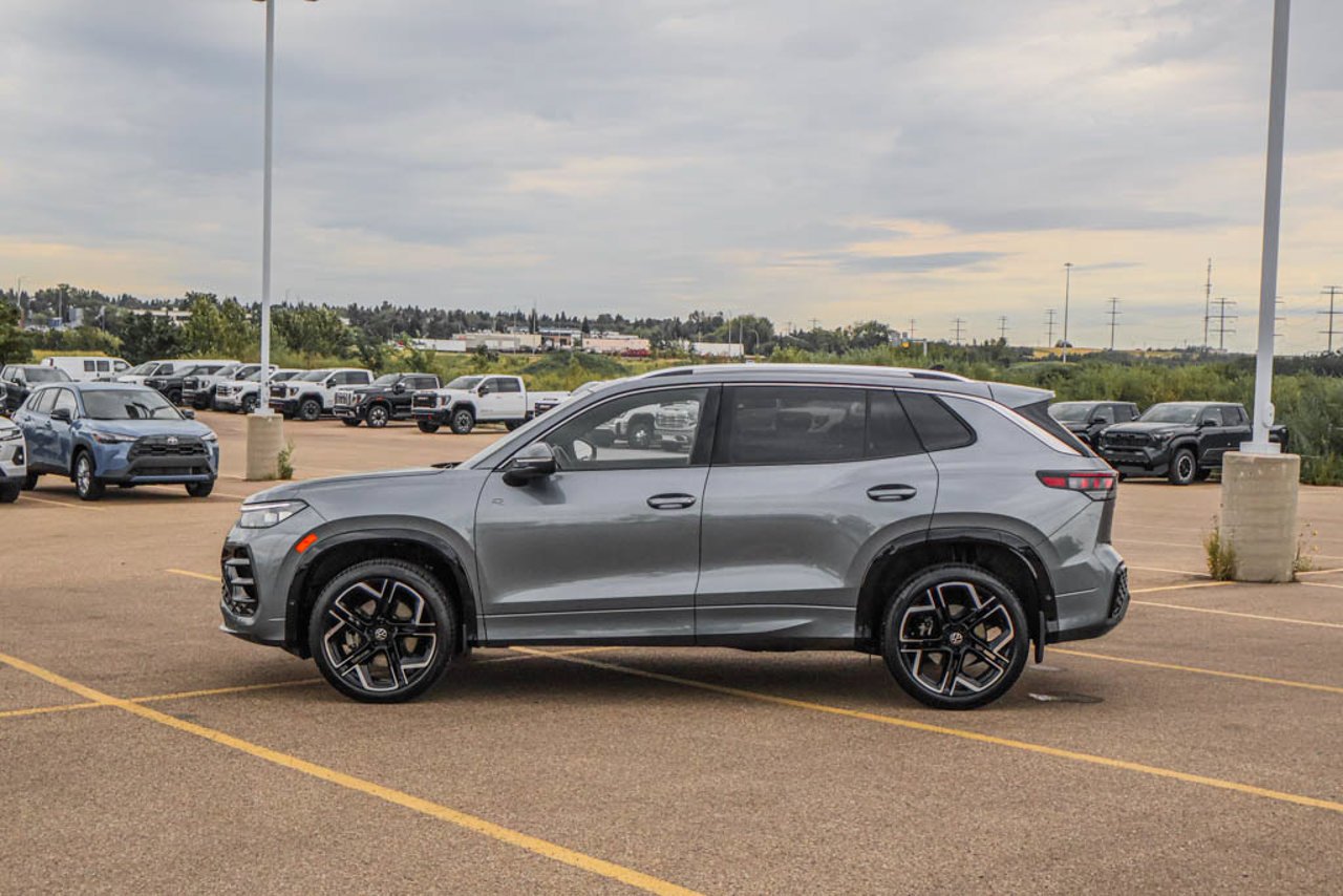 2026 Volkswagen Tiguan Highline Turbo R-Line 4MOTION Grey Sherwood Park - photo #4