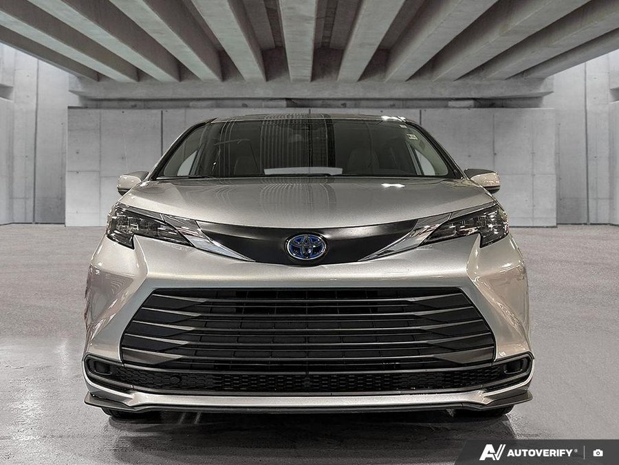 2025 Toyota Sienna XLE 01J9 Celestial Si