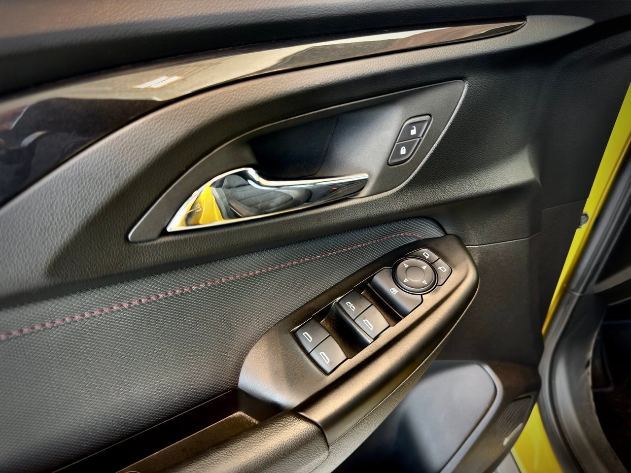 Chevrolet Trailblazer 2023 Jaune Notre-Dame-des-Prairies - photo #23