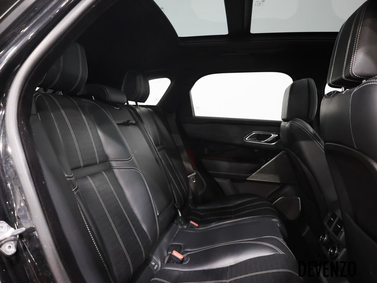 2018 Land Rover Range Rover Velar Black Saint-Eustache - photo #9