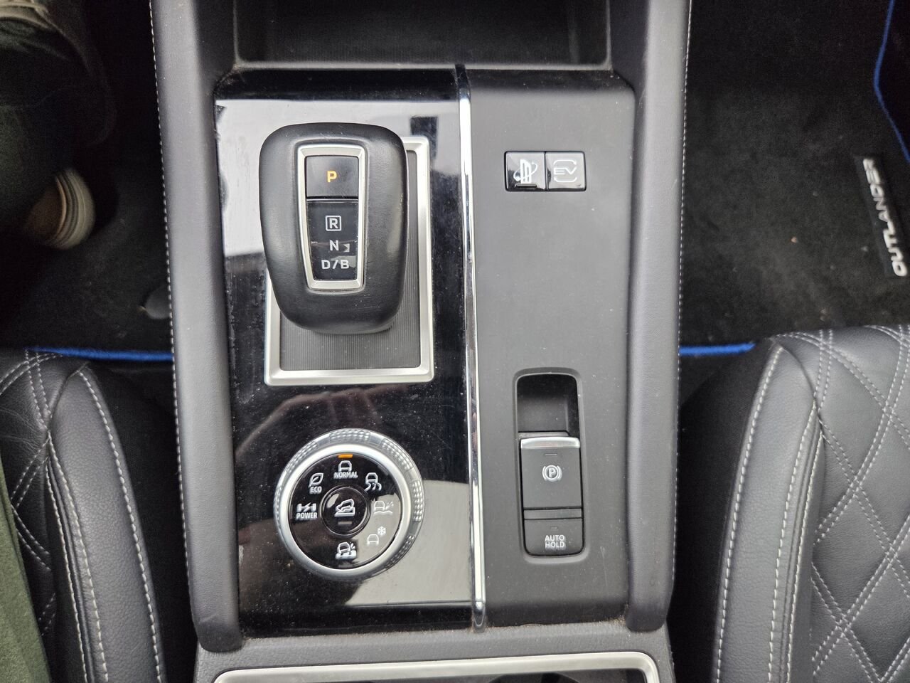 2023 MITSUBISHI Outlander Plug-In Hybrid Red Mont-Laurier - photo #18