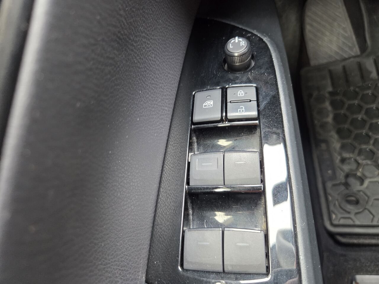 2020 Toyota PRIUS White Mont-Laurier - photo #12