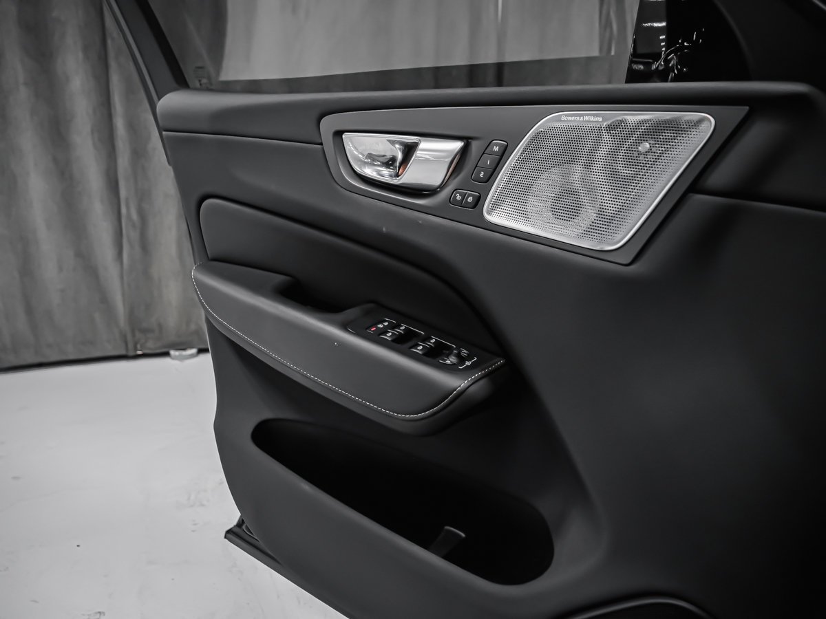 Volvo XC60 ULTIMATE BRIGHT THEME 2023 Noir Montréal - photo #8