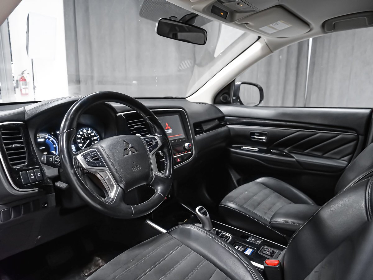 2021 Mitsubishi Outlander Plug-In Hybrid Red Montreal - photo #1