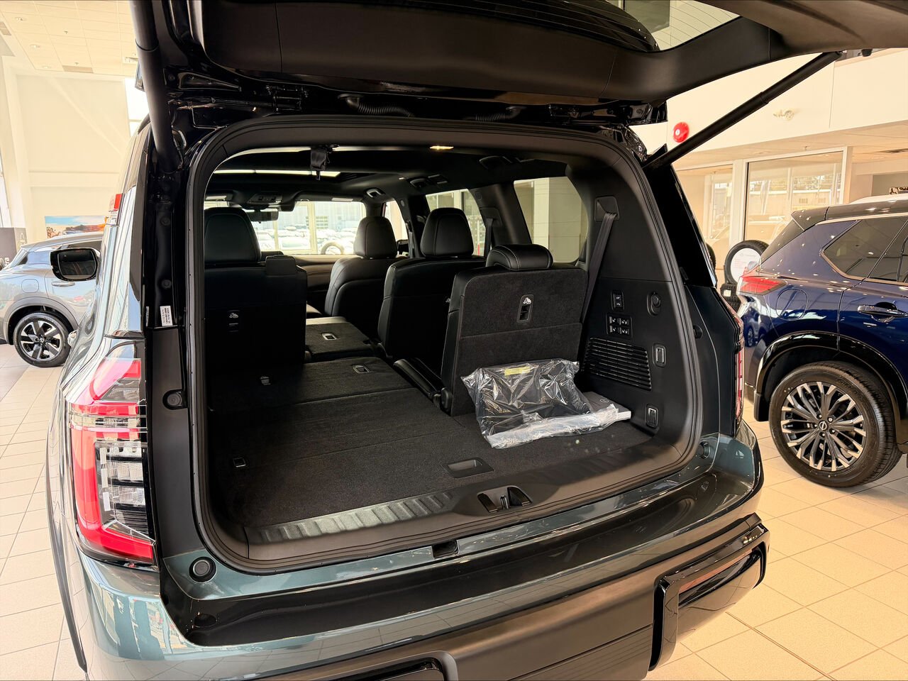 NISSAN Armada ARMADA PRO-4X 2026 Noir intense/Gris alpin Châteauguay - photo #4