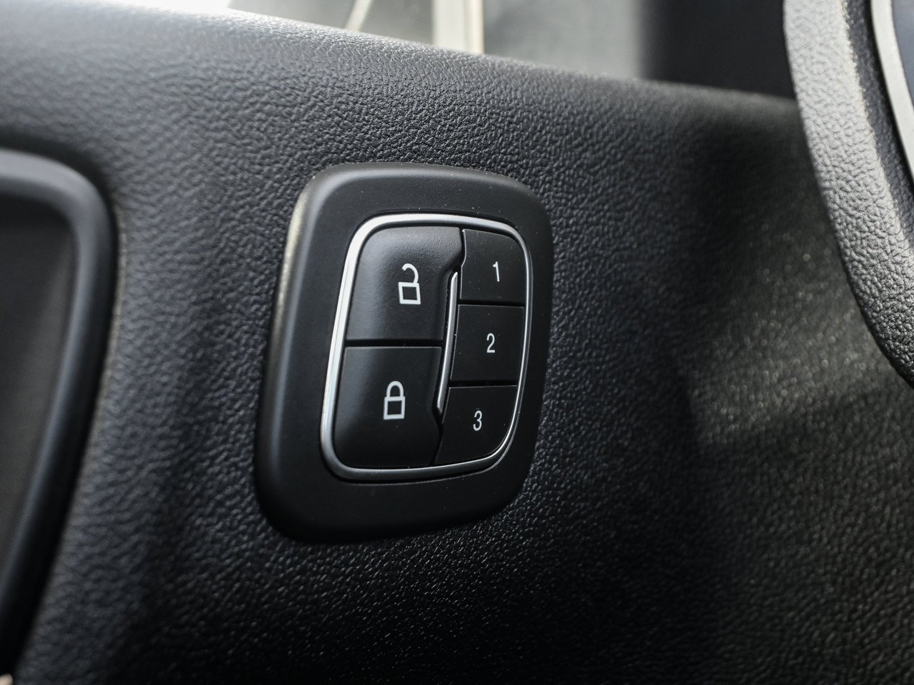 2022 Ford Escape Titanium Plug-In Hybrid FWD White Sherwood Park - photo #19
